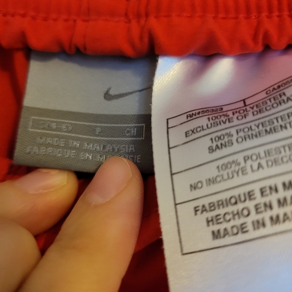 VNT Women's Nike red with side striped cropped pant - Picture 6 of 7